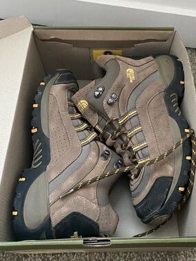 The North Face x Keen Targhee II Mid women’s hiking boot size 9.5